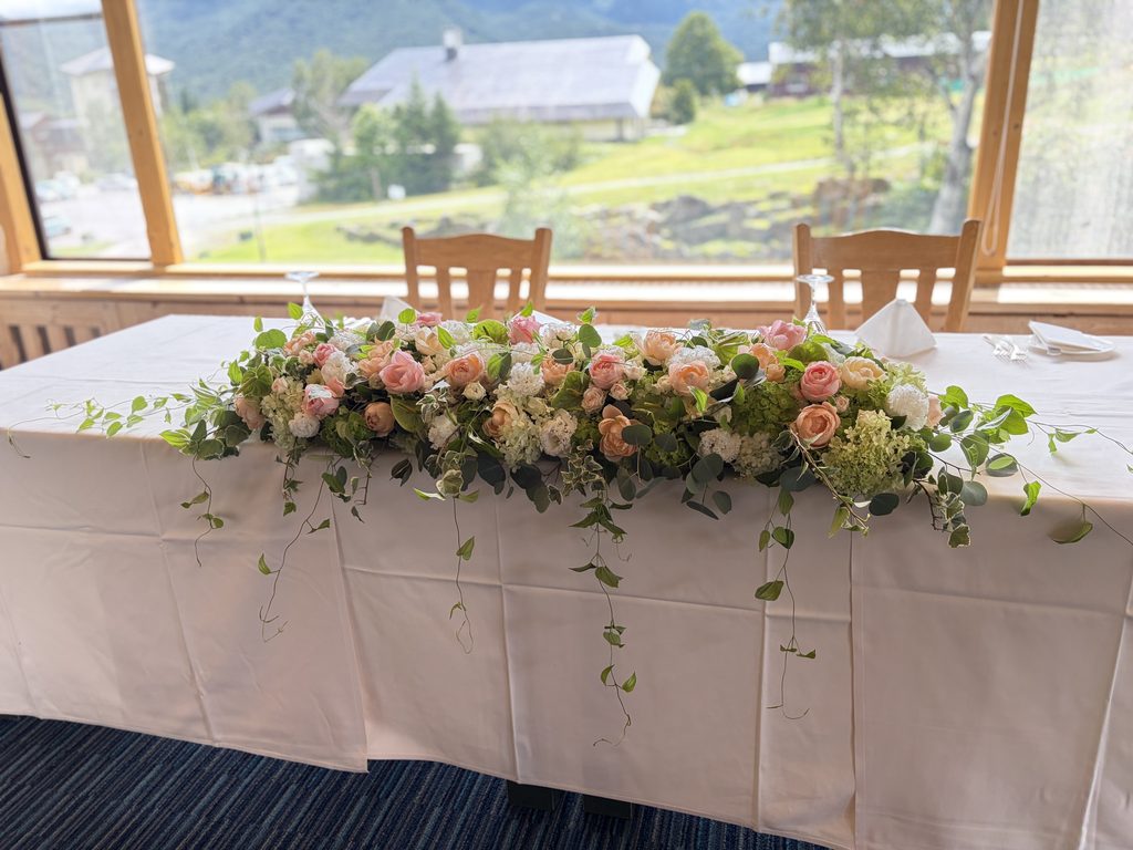 ピンクのバラを使ったメインテーブル装花