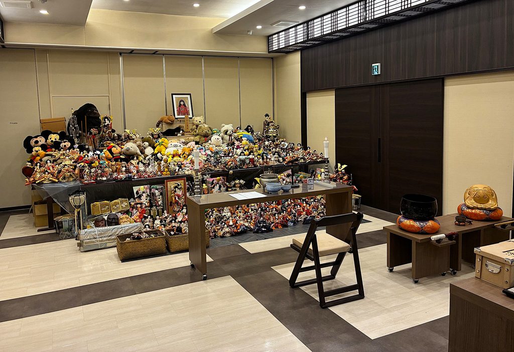 人形・盆提灯供養祭の会場。お品を並べた祭壇と、読経のための経机・木魚・りんを整えた別館の式場（長野県中野市 JA虹のホール しゃぼん玉館）